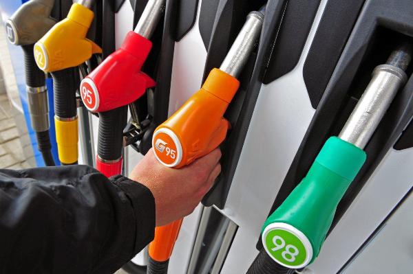 Цены на бензин в России вырастут минимум на 1 рубль из-за налогов: источник