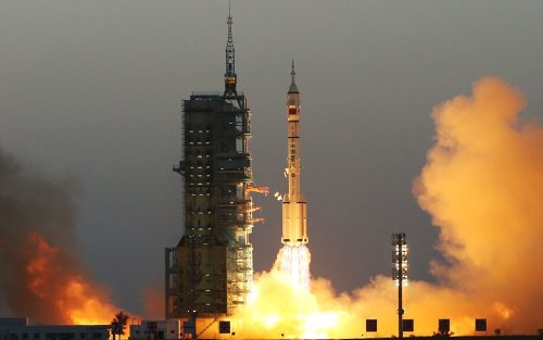 Китай запустил космический корабль Shenzhou 11 с двумя астронавтами, которым предстоит провести 30 дней на космической станции