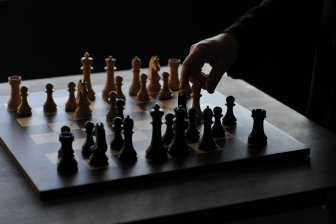 Сергей Карякин и Магнус Карлсен начинают поединок за звание чемпиона мира по шахматам в Нью-Йорке