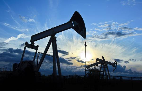 Нефть Brent подешевела до $54,8 за баррель на данных о запасах в США