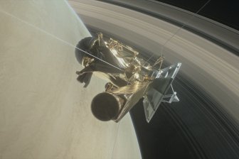 Cassini совершила опасный маневр через кольца Сатурна