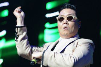 Покоривший Интернет певец PSY выпустил два новых странных клипа