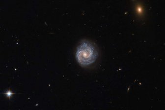 "Хаббл" сфотографировал галактику, которая "целится" в нас своей черной дырой