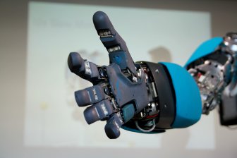 Ученые научат роботов осязанию