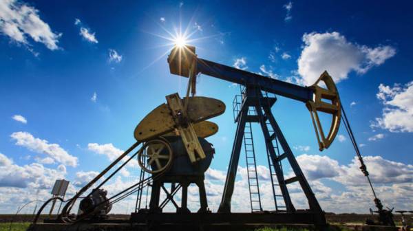 Нефть Brent подешевела до $61,3 за баррель на данных о росте запасов в США