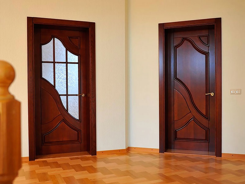 Особенности и преимущества деревянных дверей