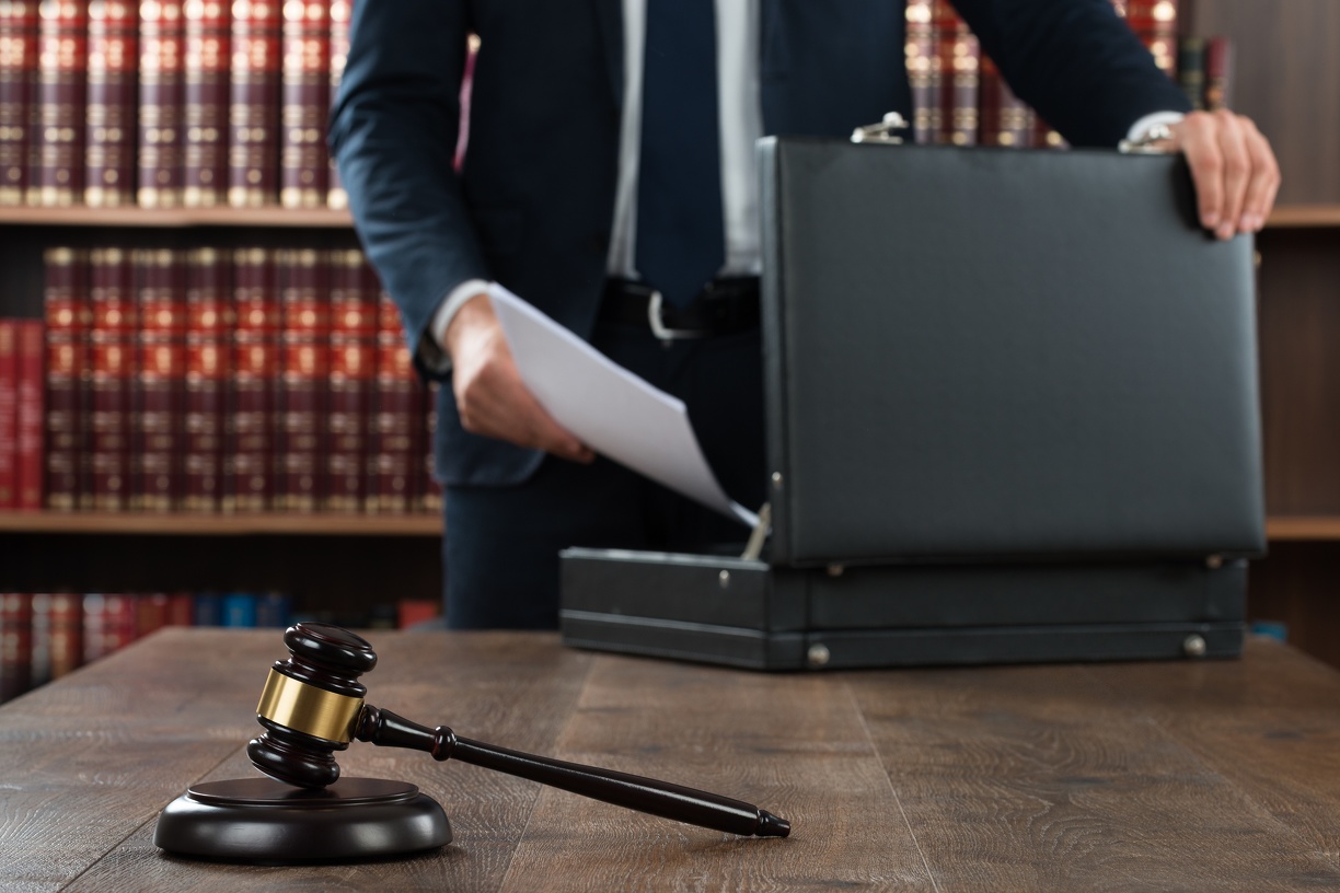 Кому и зачем могут понадобиться услуги адвоката