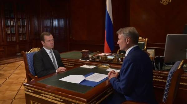 Греф сообщил Медведеву о рекордной прибыли Сбербанка в 2016 году