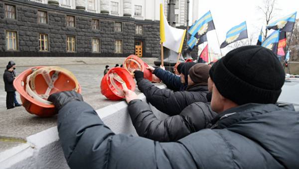 В Киеве у здания Рады снова протестуют шахтеры