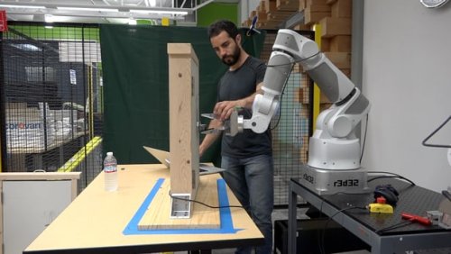 Компания Google обучает роботов обучать других роботов
