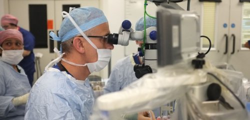 При помощи робота-хирурга проведена первая в истории операция на глазах человека