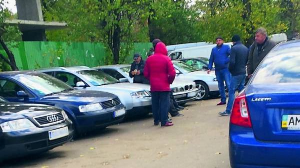 На окраине Киева появился стихийный авторынок нерастаможенных машин