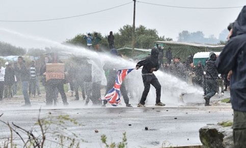 Во Французском Кале полиция разогнала митинг в поддержку мигрантов