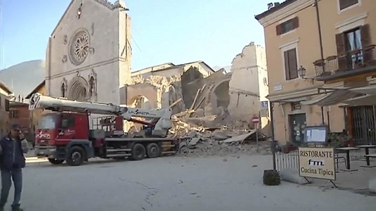 Землетрясение в Италии магнитудой 7: обвалы зданий, десятки раненых