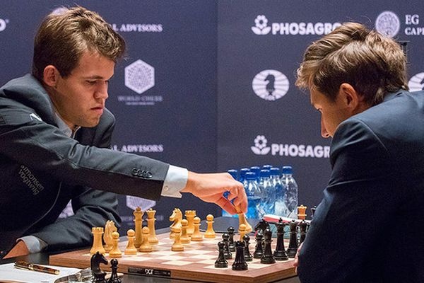 Карякин и Карлсен сыграли первую партию за звание чемпиона мира по шхматам