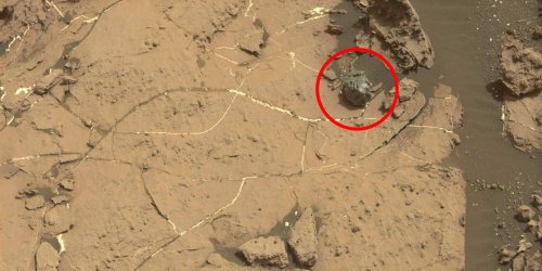 Марсоход Curiosity обнаружил метеорит на поверхности Красной Планеты