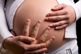 Нейробиологи разгадали суть толчков младенца в утробе матери