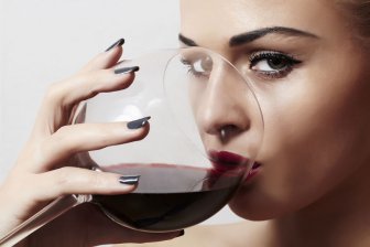 Ученые: Один бокал красного вина снижает риск возникновения инсульта