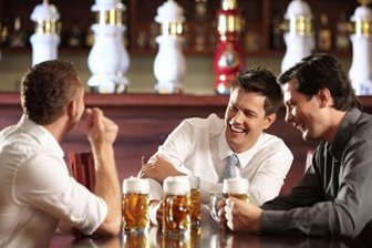 Исследование: Мужчины часто переедают во время встреч с друзьями‍