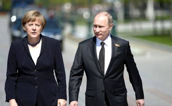 Путин и Меркель обсудили поставки газа в Европу через Украину‍
