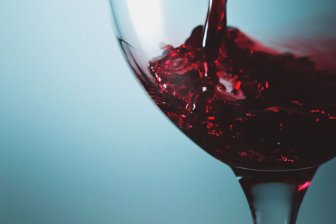Ученые: Красное вино помогает предупредить ожирение