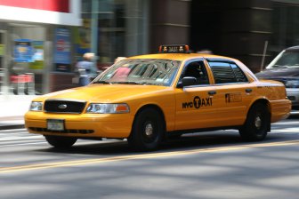 Ученые назвали самый опасный цвет такси