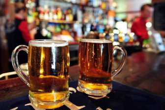 Диетолог рассказала, почему в баре лучше брать пиво вместо коктейля