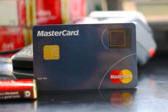 MasterCard тестирует платежные карты с датчиком отпечатка пальца