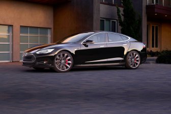 Tesla понизила цену на электрокар Model S