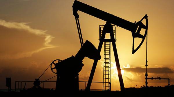 Цены на нефть в среду слабо снижаются