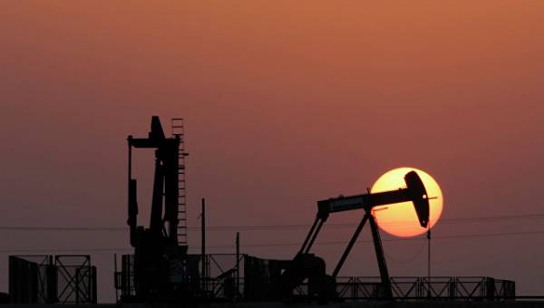 Мировые цены на нефть снижаются в понедельник