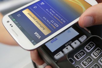 Владельцам карт Visa стали доступны сервисы Apple Pay и Samsung Pay