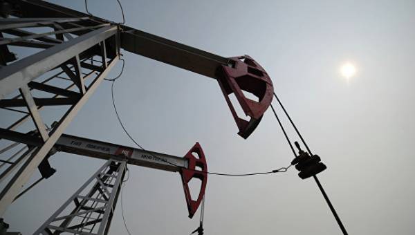 Мировые цены на нефть продолжают снижаться во вторник