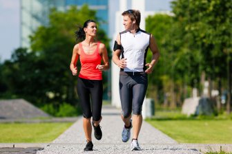 Ученые рассказали, почему мужчины бегают быстрее женщин‍