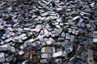 В Китае обеспокоились утилизацией имеющихся у населения неиспользуемых телефонов