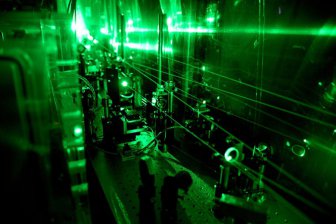 Самый мощный в мире рентгеновский лазер превратил атом в черную дыру