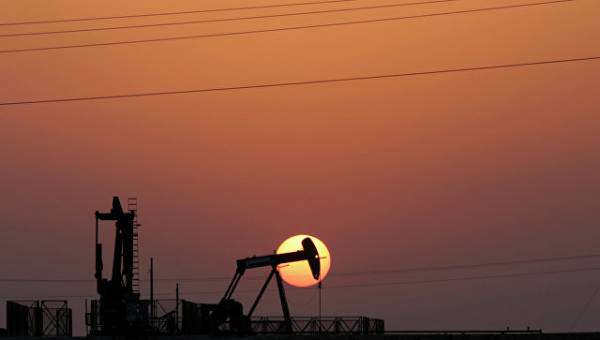 Мировые цены на нефть опускаются в среду