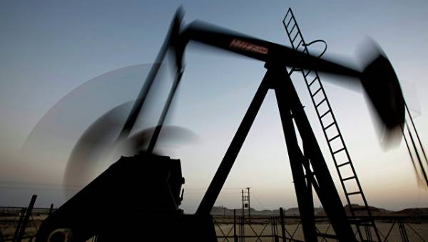 Нефть дорожает в ожидании статистики из США по запасам