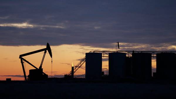 Нефть слабо дорожает на оценке данных о буровых установках в США