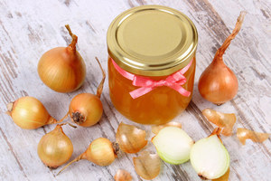 Спасаемся от простуды народными средствами: лук с медом от кашля