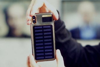 В России создан iPhone X Tesla, который заряжается от солнца