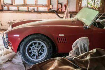 На помойке обнаружили раритетные Ferrari и Shelby Cobra за $8 млн‍