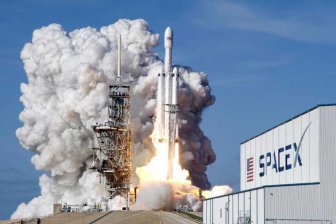 SpaceX отправит туристов вокруг Луны в 2018 году‍