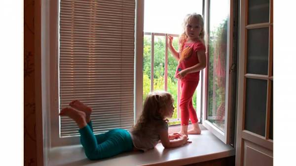 Защита на окна для большей безопасности детей в доме