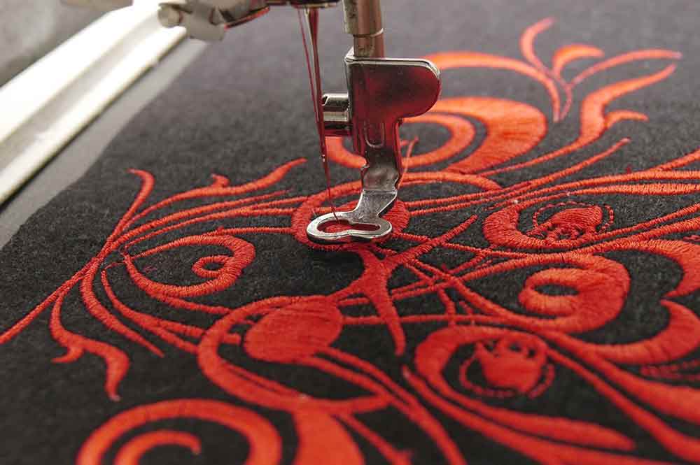 Как выполняется машинная вышивка на текстильных изделиях