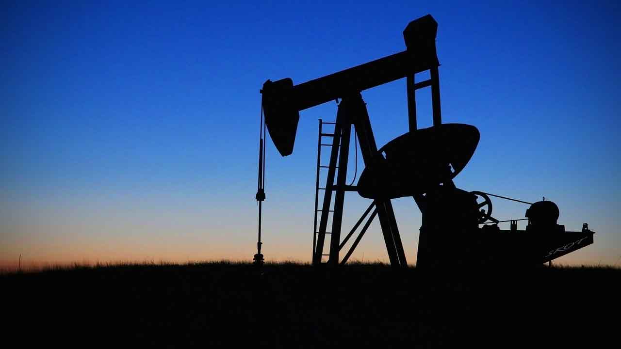 После падения в пятницу нефть снова растет из-за опасений распространения варианта омикрона