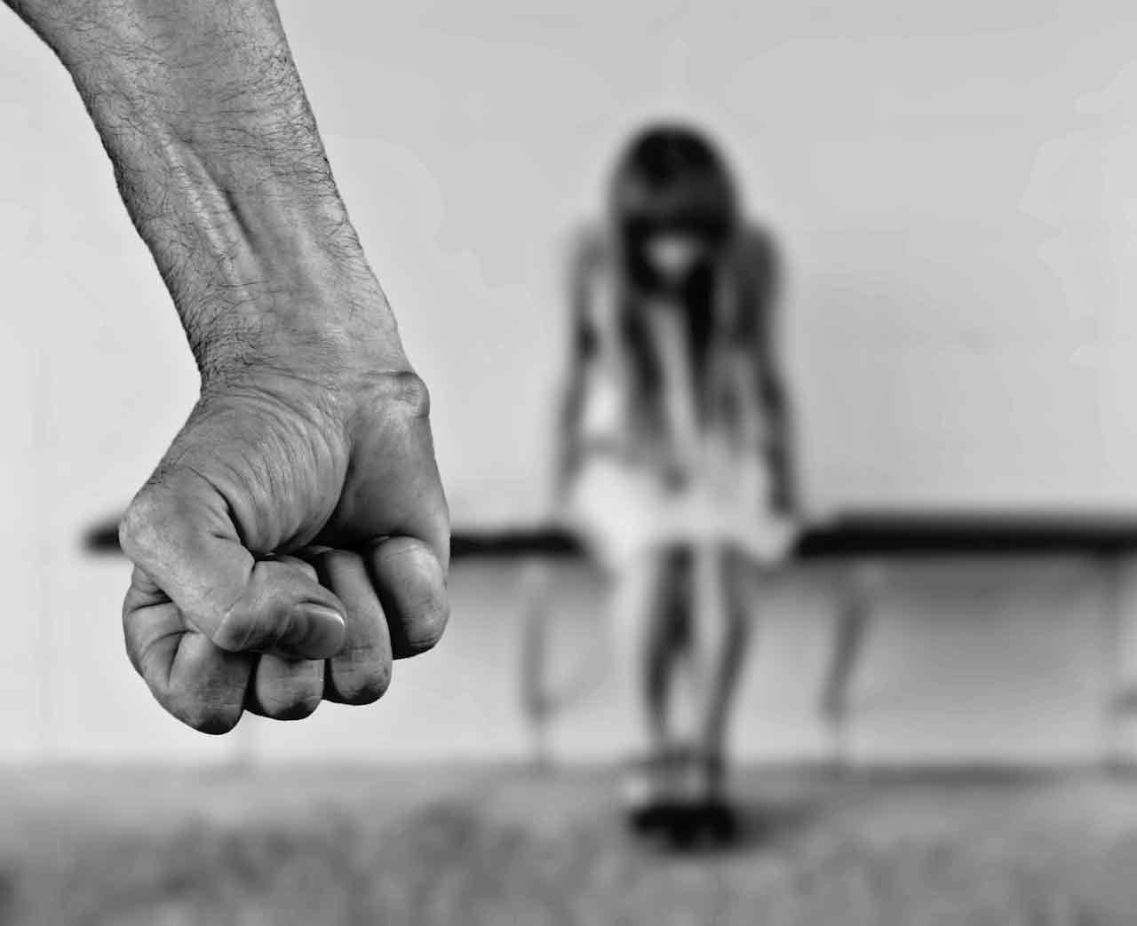 16-летнюю девушку изнасиловали 18 мужчин. Ее мать была арестована