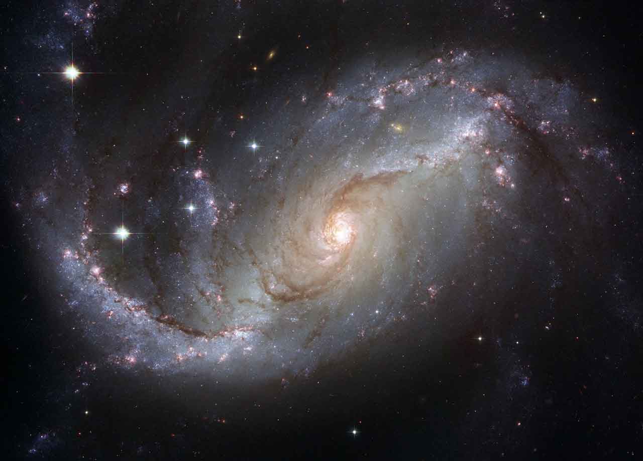 Телескопы Webb и Hubble объединили свои усилия, чтобы получить мультиспектральное изображение галактики-призрака