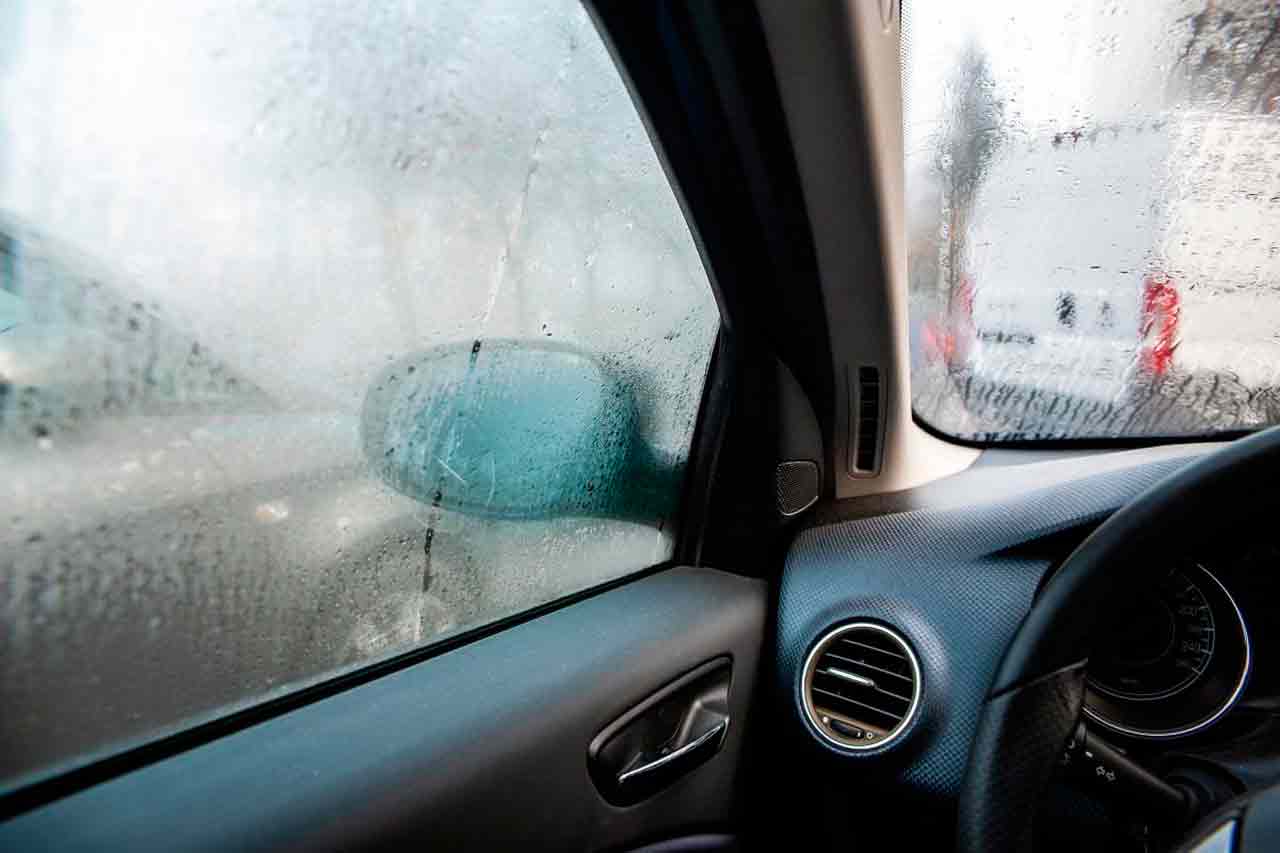 Вы неправильно очищаете окна автомобиля от запотевания